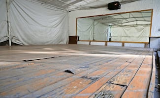 Estudian danza con duelas y barras dañadas