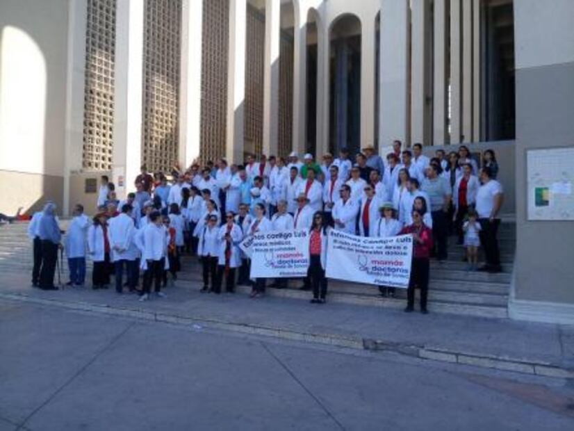 Se manifiestan en el país en apoyo a traumatólogo pediatra detenido en Oaxaca