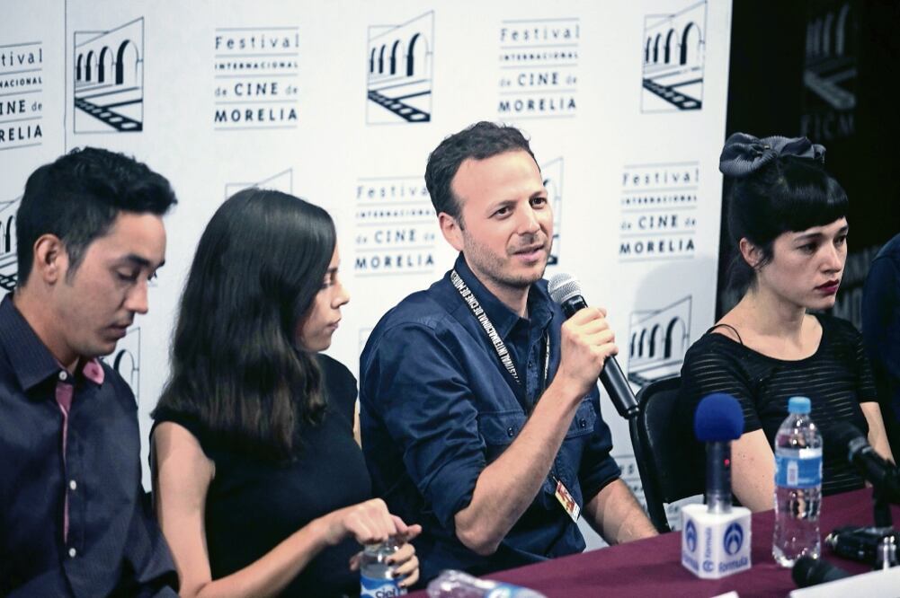 Amat (centro) acompañado de Simone Bucio y Ruth Ramos (ARMANDO SOLÍS. EL UNIVERSAL)