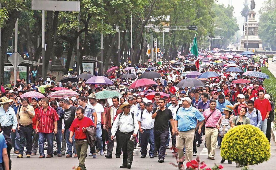 Maestros de la Coordinadora Nacional de Trabajadores de la Educación (CNTE) marcharon ayer sobre Paseo de la Reforma, del Ángel de la Independencia a la Secretaría de Gobernación. /Fernando Ramírez-EL UNIVERSAL