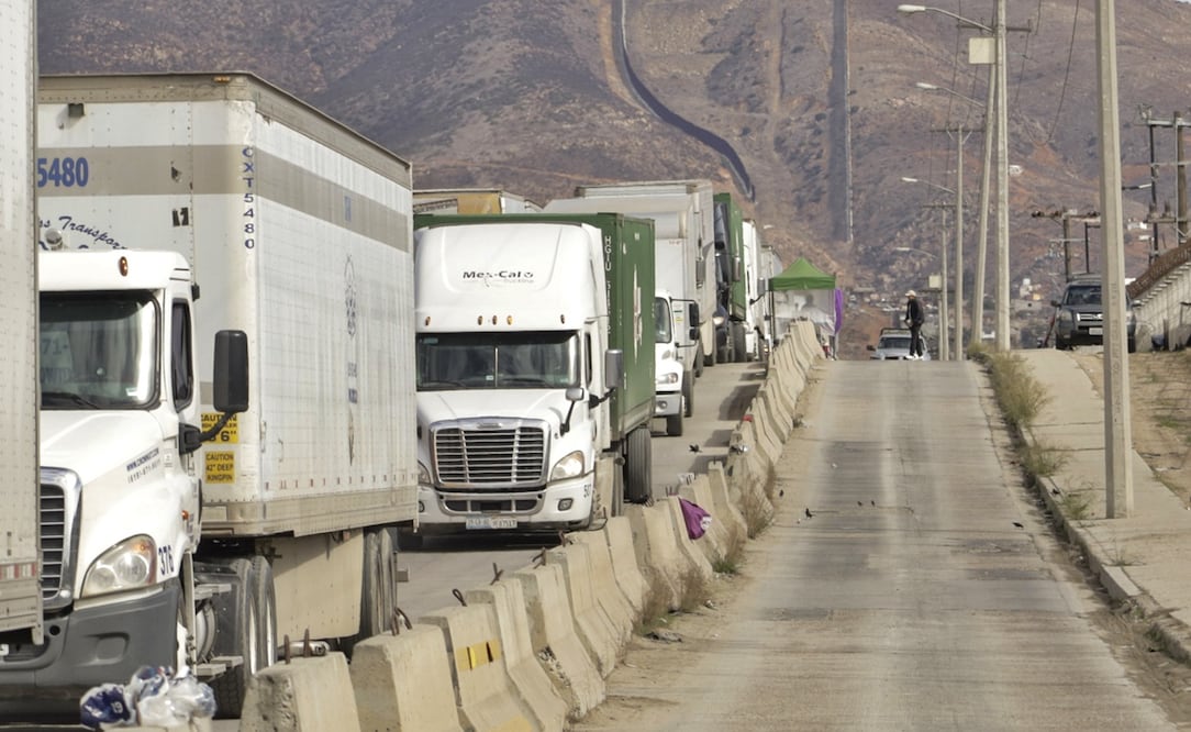 Una fila de camiones espera hasta ocho horas para cruzar la frontera con Estados Unidos en Tijuana, México, tras la activación este viernes 14 de febrero de 2025 de protocolos de seguridad e inspección de documentación. Foto: EFE