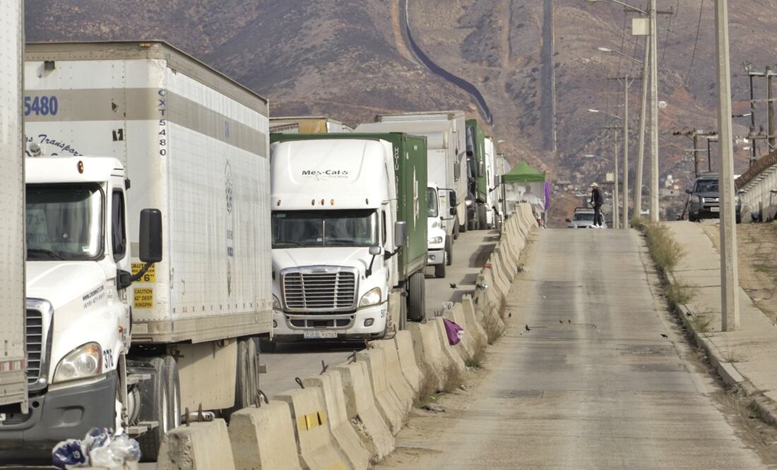 Una fila de camiones espera hasta ocho horas para cruzar la frontera con Estados Unidos en Tijuana, México, tras la activación este viernes 14 de febrero de 2025 de protocolos de seguridad e inspección de documentación. Foto: EFE