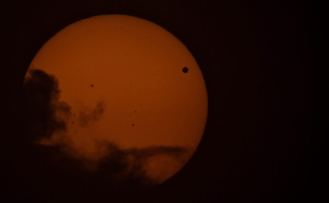 Planeta Venus (Punto negro) frente al Sol. Foto: EFE/JOSÉ JÁCOME
