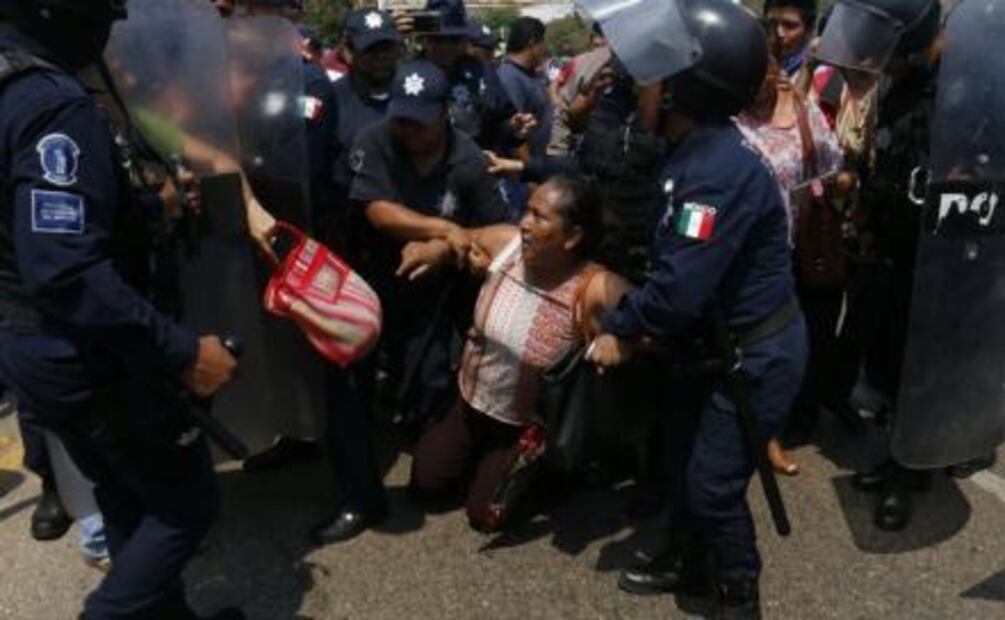 Maestros de Tabasco protestan por falta de pago; policía estatal interviene