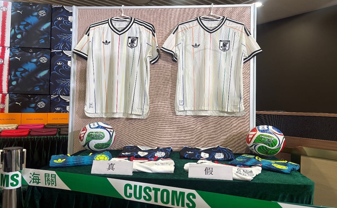 Autoridades aduaneras de Hong Kong incautaron productos falsificados, incluidas miles de camisetas destinadas a mercados en el extranjero; casi el 80% iba a enviarse a América. Foto: AP