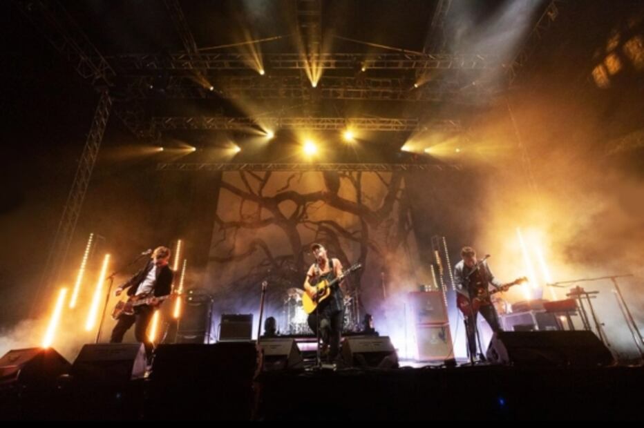 Travis se presenta en CDMX; con propuesta de boda entre fans y una regresión a los 2000