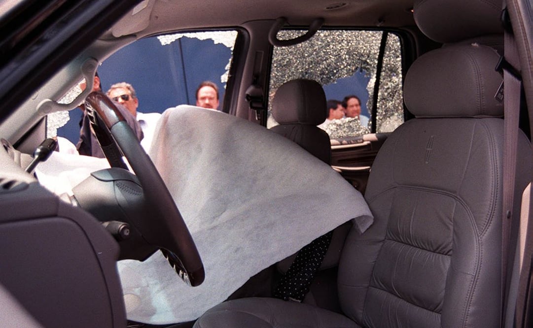 Aspecto del interior de la camioneta donde fue asesinado el conductor Francisco “Paco” Stanley al sur de la Ciudad de México, el 7 de junio de 1999. Crédito foto: Juan Carlos Buenrostro/EL UNIVERSAL.