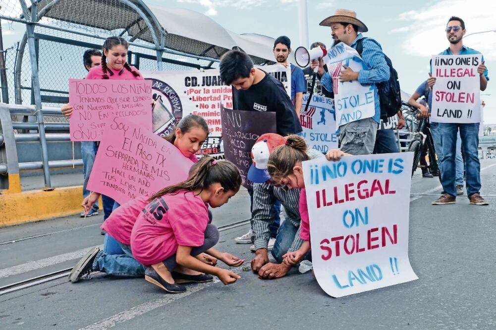 Alrededor de cien personas se reunieron ayer en el puente internacional de Santa Fe y con pancartas protestaron contra la separación de familias. Foto: CORTESÍA ABRAHAM RUBIO
