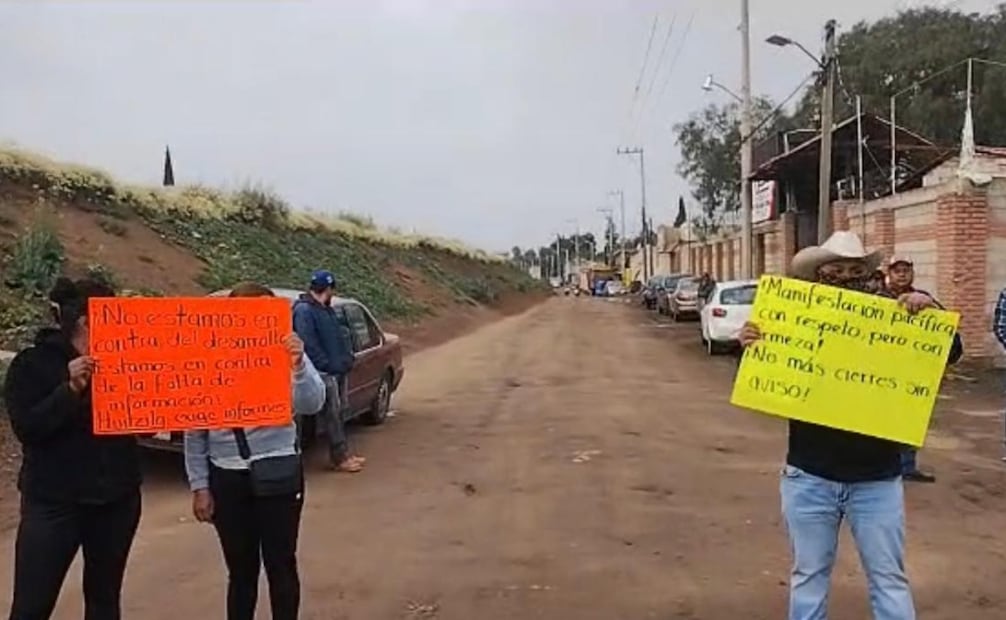 Con manifestación vecinos de Tizayuca, Hidalgo frenan obras del tren AIFA-Pachuca; denuncian daños en viviendas y calles.
Foto: Especial.