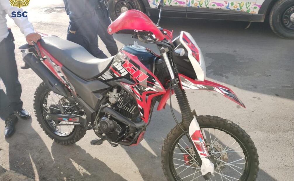 Los detenidos circulaban a bordo de una motocicleta color rojo sin placas de circulación, sobre la avenida Guelatao.
Foto: Especial.