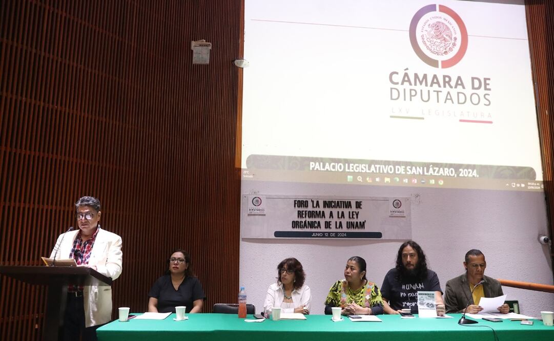 Un grupo de universitarios de la UNAM entregó a la diputada Inés Parra Juárez (Morena) la iniciativa. Foto: Especial