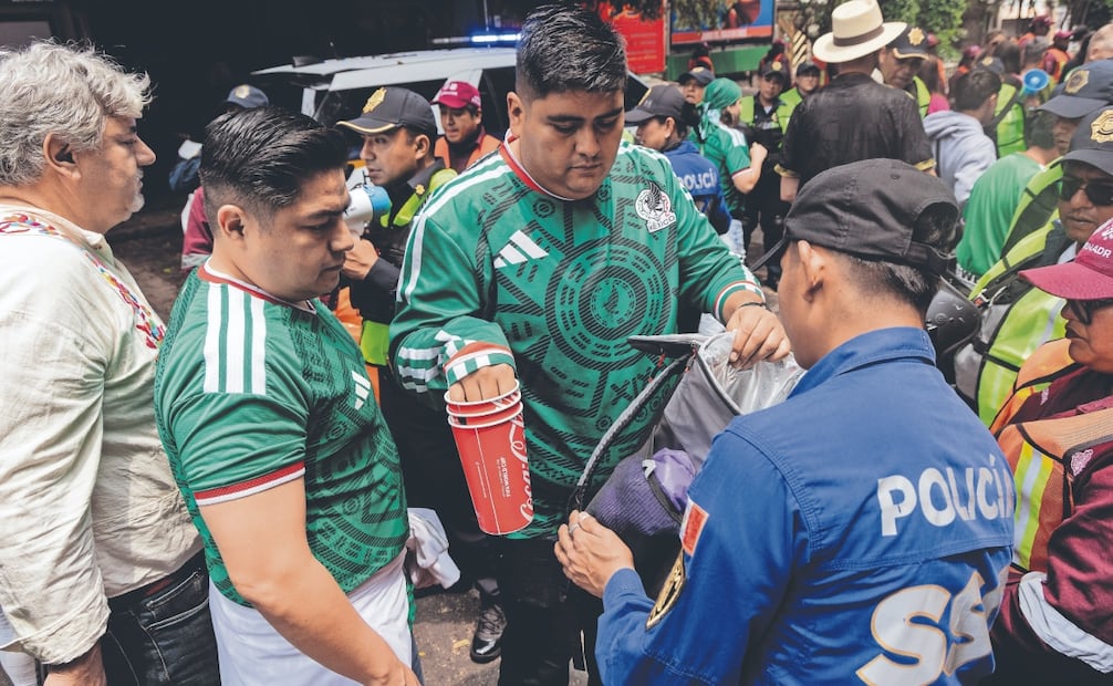 Policías revisaron las pertenencias de los asistentes para que no ingresaran bebidas alcohólicas. Foto: Hugo Salvador/ EL UNIVERSAL