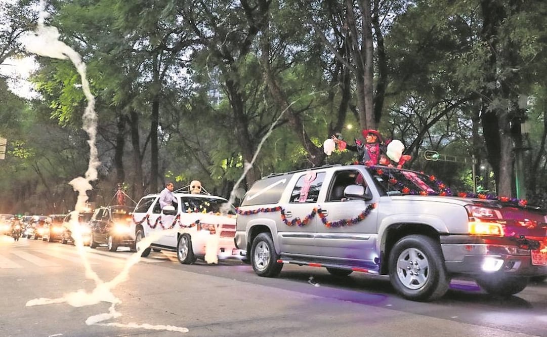El primer Festival de Carrozas de Día de Muertos que se tenía planeado hacer ayer fue cancelado por la policía de Tránsito. Foto: Jorge Medellín/EL UNIVERSAL
