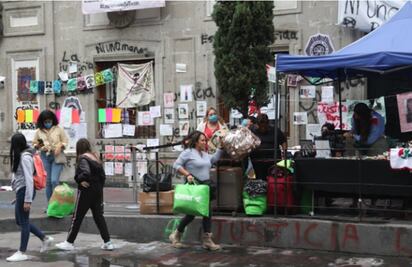 Familiares de víctimas salen de la CNDH; feministas se quedan