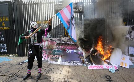 Integrantes de la marcha LGBTIQ+  queman exposición de GN en el Senado; piden respeto a los derechos de la comunidad