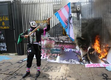 Integrantes de la marcha LGBTIQ+ queman exposición de GN en el Senado; piden respeto a los derechos de la comunidad