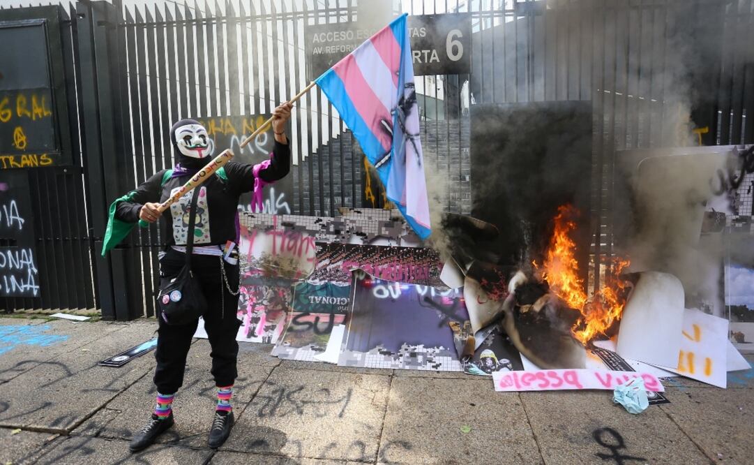 Ciudad de México, 28 Junio 2025 -Queman integrantes de la marcha Orgullo LGBTTTIQ exposición de GN en el Senado. Foto: Luis Camacho
