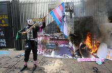 Integrantes de la marcha LGBTIQ+ queman exposición de GN en el Senado; piden respeto a los derechos de la comunidad