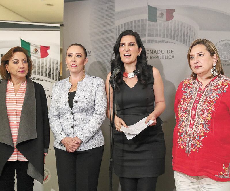 La senadora panista Kenia López (segunda de der. a izq.) dio a conocer una iniciativa para garantizar la gratuidad total de los servicios de salud. DIEGO SIMÓN. EL UNIVERSAL