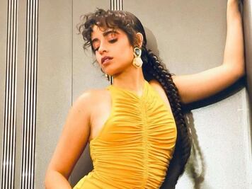 Camila Cabello disfruta el verano en bikini neón