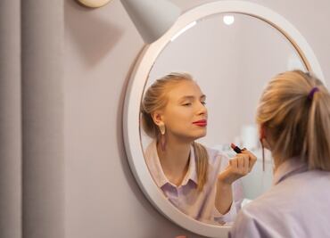 Los errores de maquillaje más comunes que te hacen lucir mayor