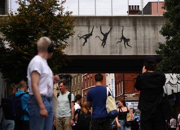 Tres monos protagonizan la tercera obra de Banksy en Londres