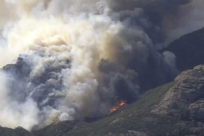 Bomberos enfrentan “vientos del diablo” que avivan incendios en California