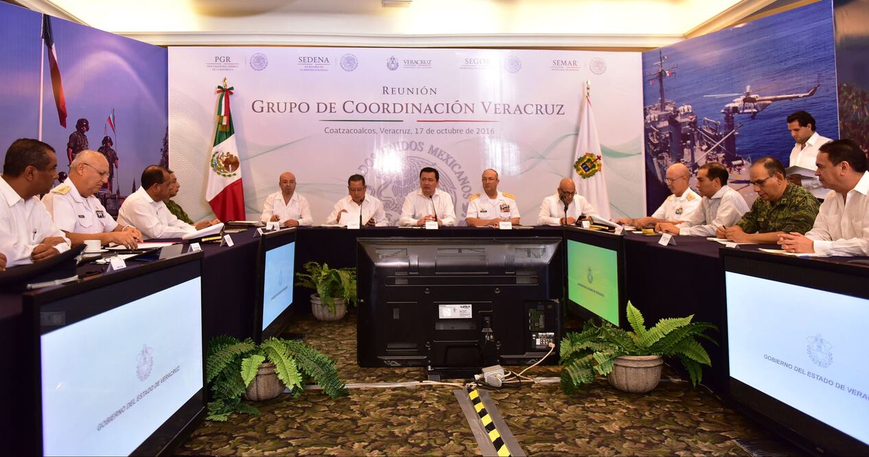 El secretario de Gobernación, Miguel Ángel Osorio Chong, encabezó en Coatzacoalcos la reunión del Grupo de Coordinación Veracruz, con el propósito de regresar al estado la tranquilidad y desarrollo que la población veracruzana demanda (NOTIMEX)
