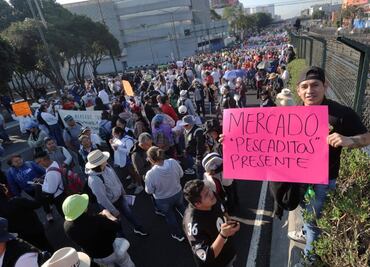 FOTOS: Locatarios de mercados públicos colapsan distintas vialidades de la CDMX; van al Zócalo