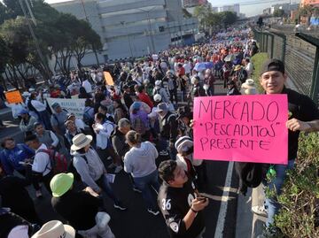 FOTOS: Locatarios de mercados públicos colapsan distintas vialidades de la CDMX; van al Zócalo