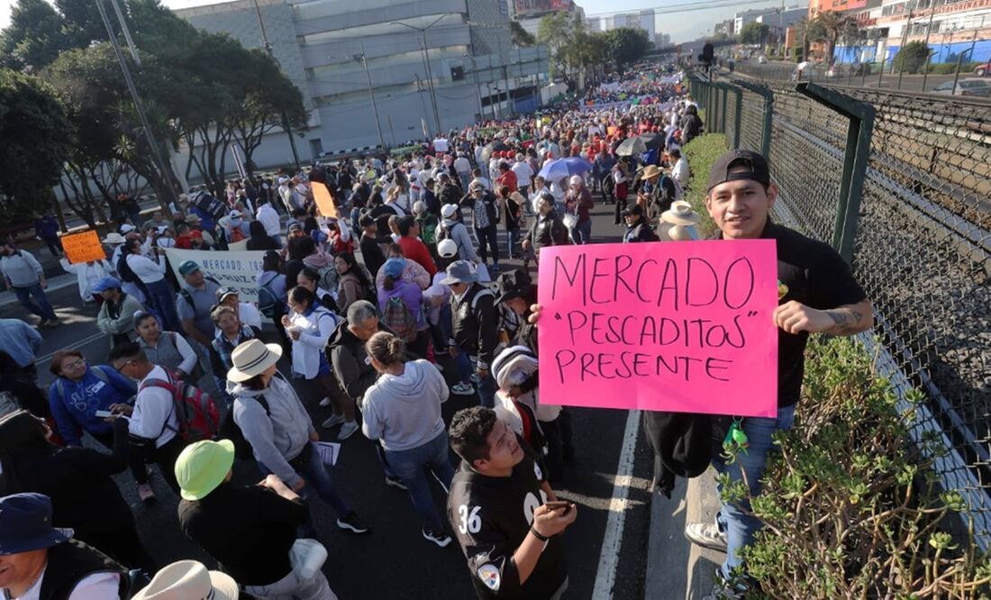 Locatarios de mercados públicos marchan al Zócalo de la Ciudad de México, el 4 de marzo de 2025. Foto: Gabriel Pano/EL UNIVERSAL