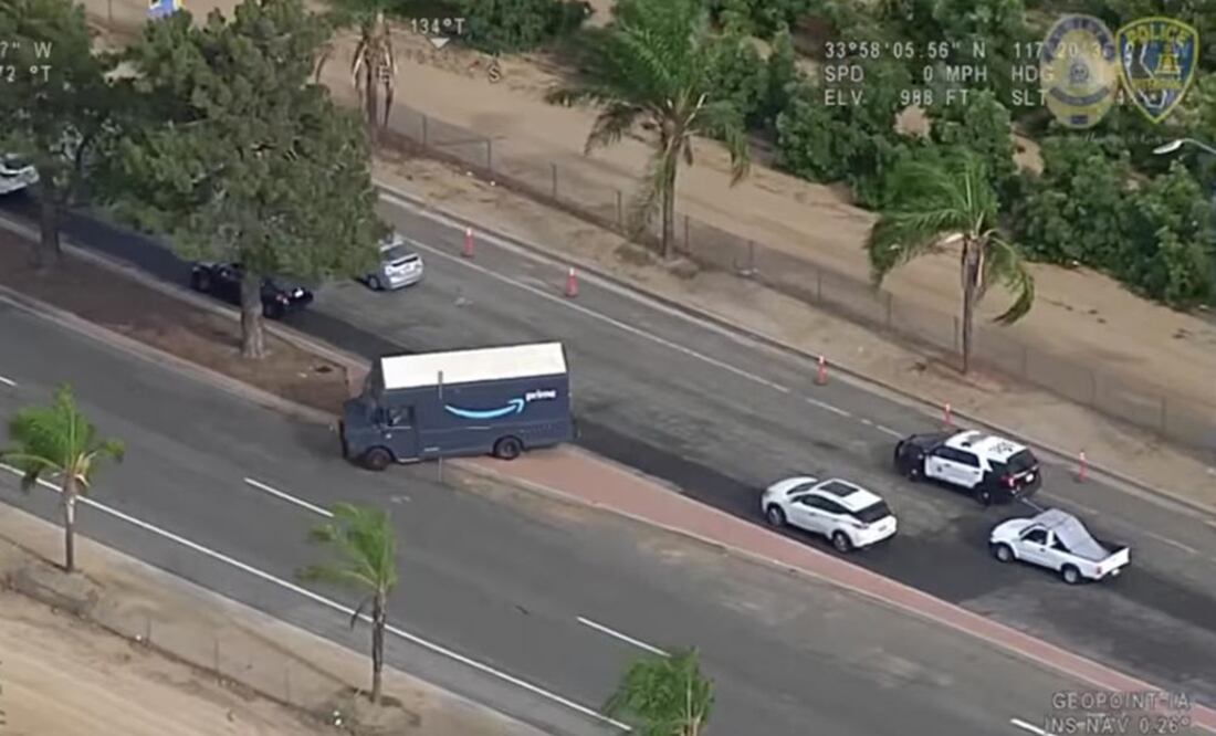 La policía persigue a un hombre que conducía un camión de Amazon robado en Riverside, California. Foto: AP