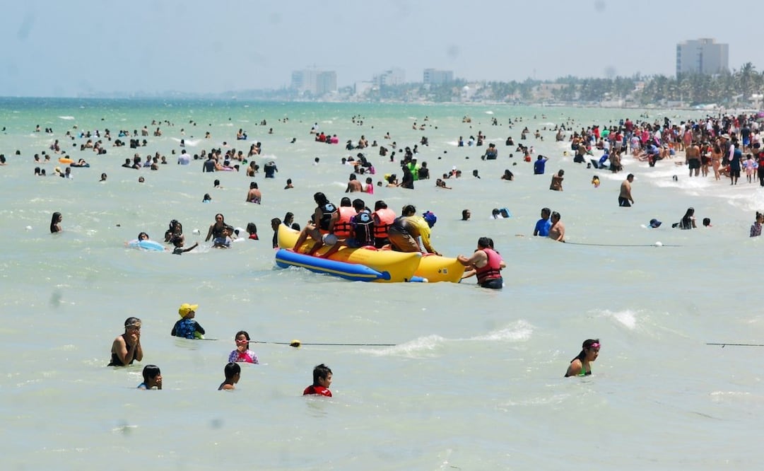 Turistas abarrotan playas de Progreso, Yucatán; estiman derrama superior a mil 590 mdp.
Foto: Especial.