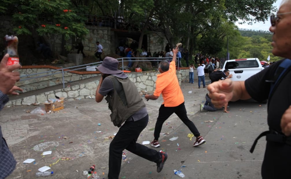 El pasado 11 de septiembre, maestros de la Sección 22 del SNTE y personas presuntamente vinculadas a la ASAEO se enfrentaron durante la visita de la presidenta Claudia Sheinbaum. Foto: Edwin Hernández
