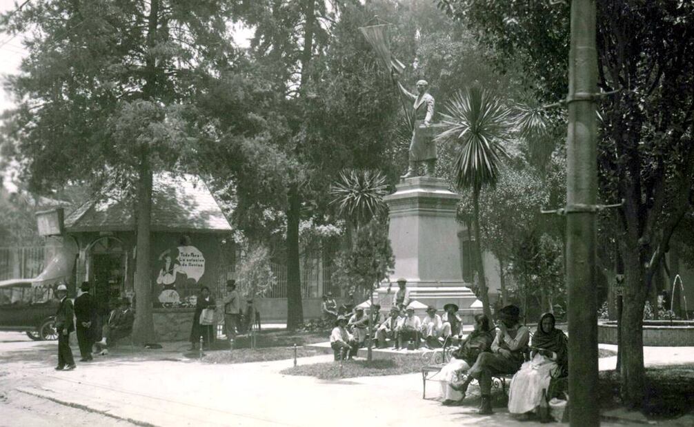 El Jardín Primavera, ubicado en Tacubaya, alrededor de 1920. Este espacio se encontraba en el actual cruce del Circuito Interior y Benjamín Franklin, y desapareció para abrir esta última avenida; hoy en el sitio de la foto se encuentra la estación del Metrobús De La Salle. Imagen: Colección Villasana.