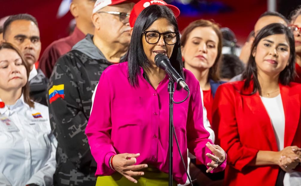 Fotografía del 29 de enero del 2026 donde se observa a la presidenta encargada de Venezuela, Delcy Rodríguez, hablando durante una actividad de gobierno en Caracas (Venezuela). De discursos breves y con una imagen de académica, Rodríguez, la mujer que juró como presidenta encargada de Venezuela, ha tomado el timón de un chavismo volcado a garantizar su supervivencia cuando su país se asoma a una etapa de cambios tutelados por EU y que está poniendo a prueba los cimientos de la revolución. Foto: EFE