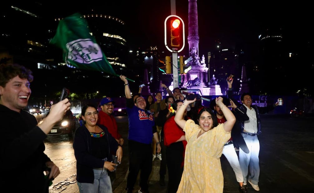 Unas 30 personas festejan el triunfo de Fátima Bosch como Miss Universo 2025 frente al Ángel de la Independencia. Foto: Valente Rosas / EL UNIVERSAL