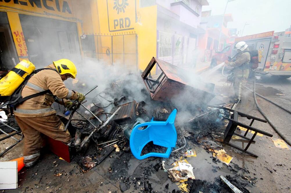 Vista del edificio sede del PRD tras un incendio después de que miles de maestros irrumpieron en las oficinas de los partidos políticos en Tuxtla Gutiérrez (EFE