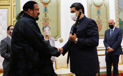 Steven Seagal se reúne con Nicolás Maduro y le obsequia una espada samurái