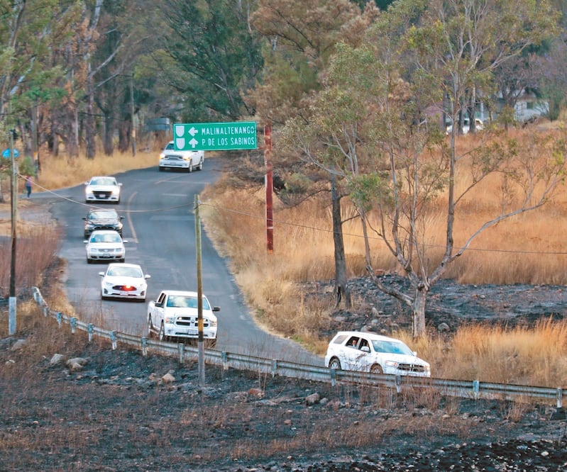 La Familia Michoacana mantiene presencia en la zona donde ayer fue masacrado un convoy de policías. Foto: Jorge Alvarado/ El Universal.