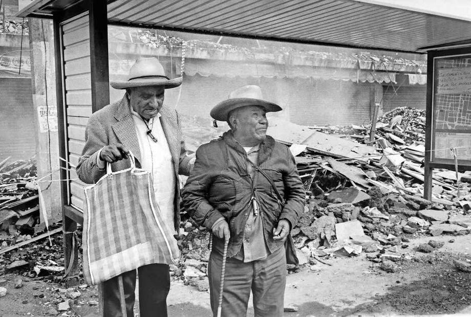 Dos señores ciegos en una parada del Ruta 100. Crédito: FRANCISCO MATA ROSAS