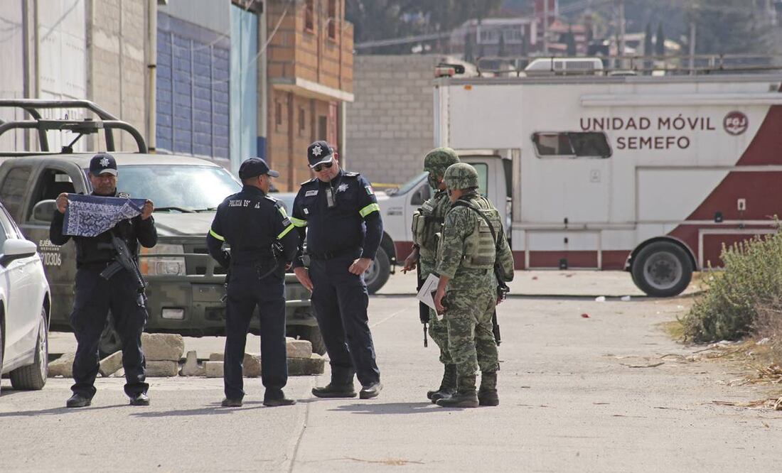 La FGJEM precisó que en la bodega cateada se han localizado restos de posibles víctimas del Cártel Jalisco Nueva Generación, quienes fueron sepultados bajo una plancha de concreto. Foto: Jorge Alvarado/ El Universal