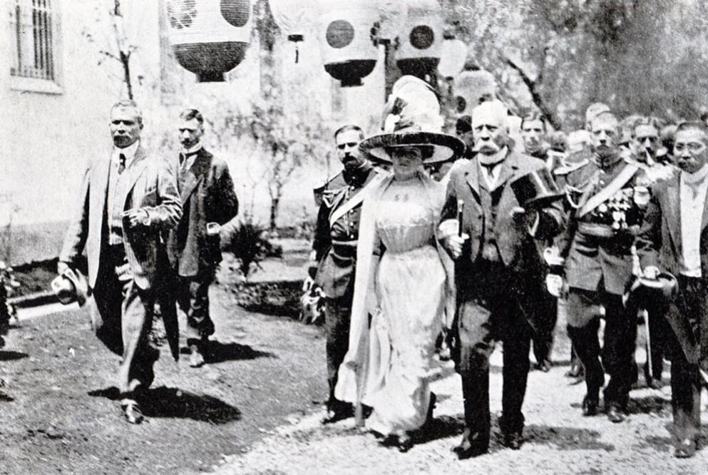 El presidente Porfirio Díaz, acompañado  de su esposa, la Sra. Carmen Romero Rubio, y el embajador japonés, Kuma Horigoutchi, son captados por la cámara durante su llagada a la inauguración de la exposición industrial japonesa en el antiguo Palacio de Cristal, el 2 de septiembre de 1910