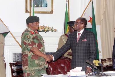 Desafía Mugabe a opositores que piden su salida