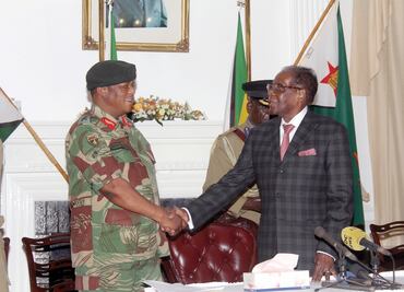 Desafía Mugabe a opositores que piden su salida