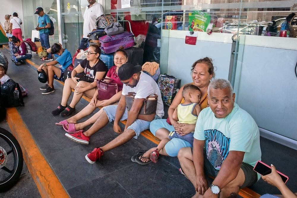 Miles de acapulqueños llegan a Chilpancingo por comida o en busca de hospedaje. Foto: Arturo de Dios Palma / EL UNIVERSAL