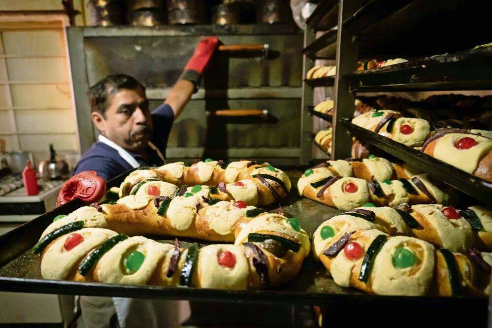 Desde la víspera de Año Nuevo, la familia Martínez Mateo recibe los pedidos para elaborar las Roscas de Reyes. Foto: MARIO ARTURO MARTÍNEZ