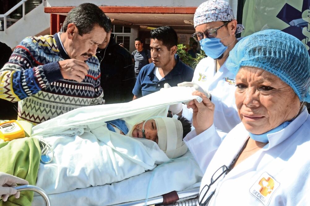 Personal médico traslada al pequeño Juan Carlos, de 13 años, quien registra quemaduras en 40% de su cuerpo, al hospital Shriners de Galveston, Texas (XINHUA)