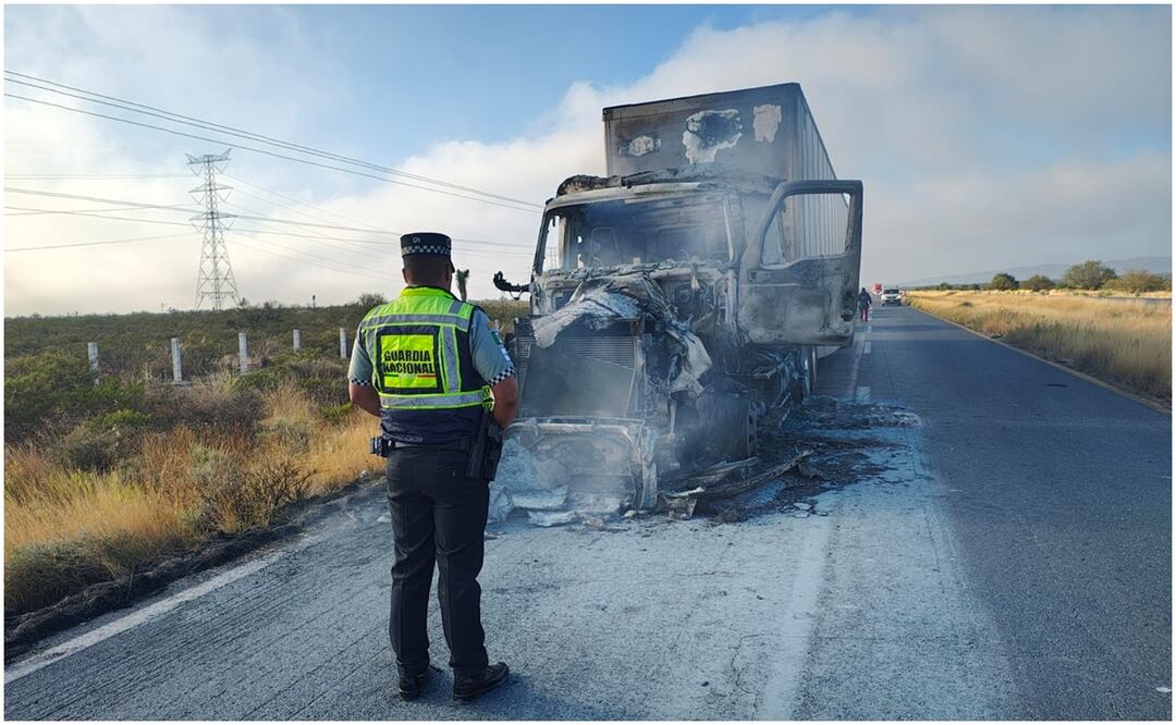 Un tractocamión en carretera federal 54 en Zacatecas se incendió luego de una falla mecánica (30/11/2024). Foto: Especial