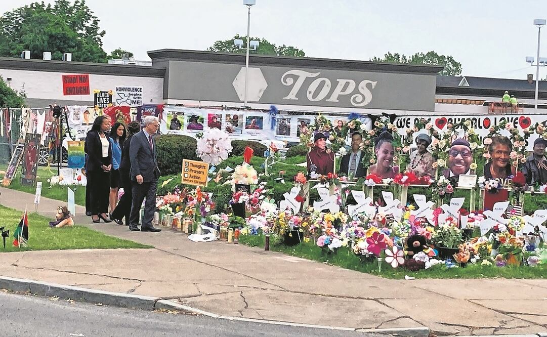 El fiscal general Merrick Garland visita el lugar de un tiroteo en Buffalo, Nueva York. Foto: Carolyn Thompson. AP